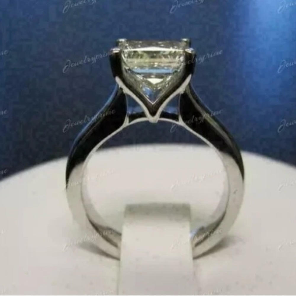 Elegant Silver Women's Ring - Picture 2 of 3